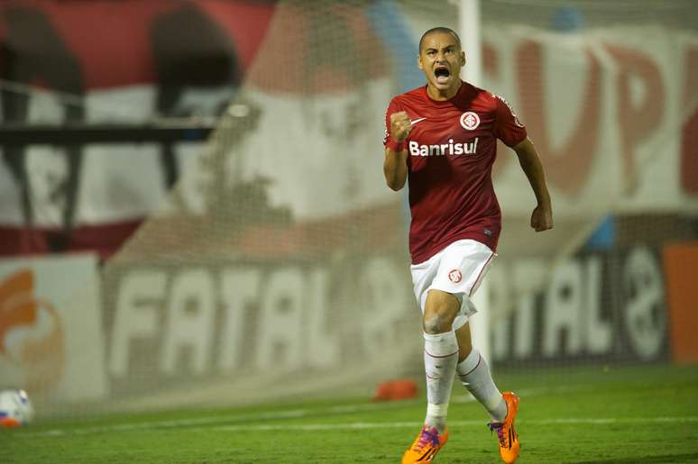 Wellington Paulista fez duas vezes em vitória do time colorado