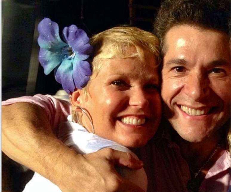 "Xu, &eacute; dif&iacute;cil expressar em palavras nosso carinho por voc&ecirc;! Voc&ecirc; &eacute; muito especial pra mim e toda a minha fam&iacute;lia! Sa&uacute;de e toda felicidade do mundo! Hoje vai ser uma festa!!! Parab&eacute;ns!!!! Felicidades meu anjo loiro"