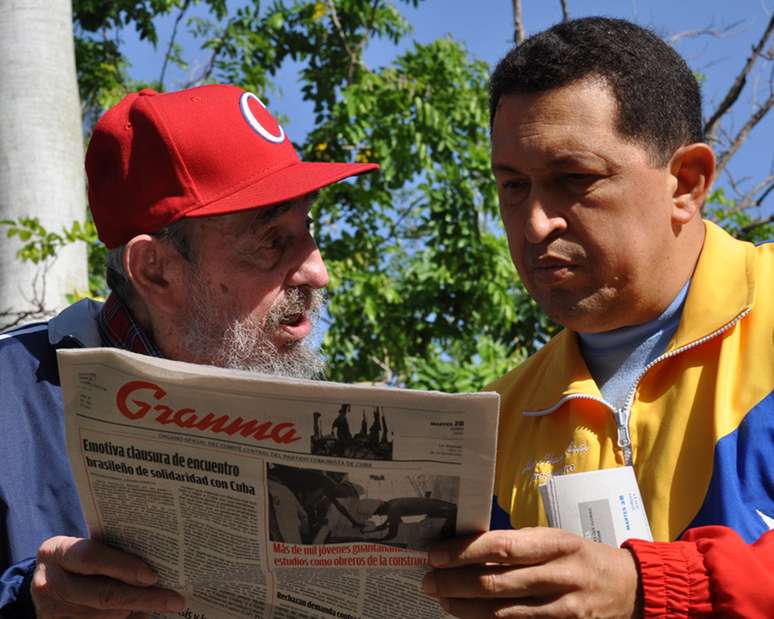 <p>Fidel Castro e Chávez leem o jornal do Partido Comunista, Granma, durante encontro em 28 de junho de 2011</p><p> </p><p> </p>