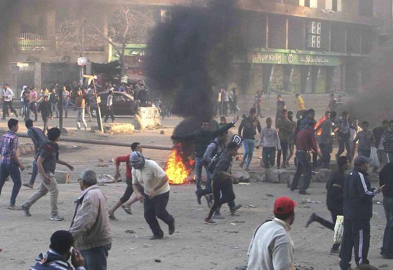 <p>Manifestantes entram em confronto com a polícia em Ain Shams, a leste de Cairo, em 28 de março</p>