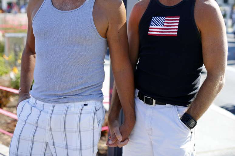 <p>Um casal gay de mãos dadas durante um comício em apoio à decisão do Supremo Tribunal dos Estados Unidos sobre direitos do casamento em San Diego, Califórnia, em junho de 2013</p>