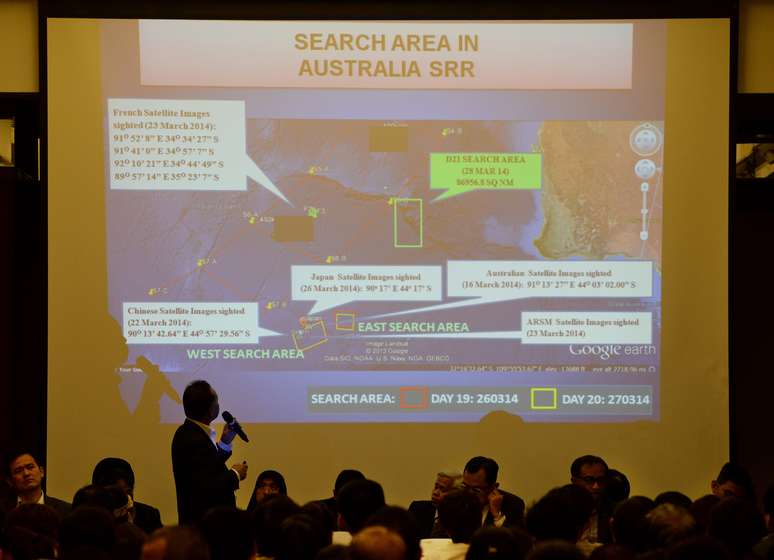 <p>Funcionários da Malásia mostram a parentes chineses de passageiros do vôo MH370 a nova área de busca, em conferência no Hotel Metro Park em Pequim, em 28 de março</p>