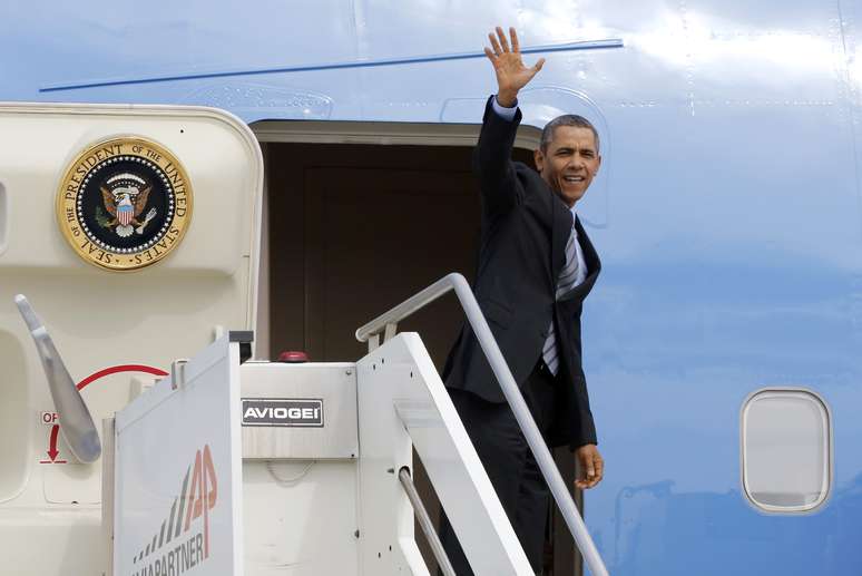 <p>Presidente Barack Obama ao ambarcar no Air Force One, no aeroporto de Fiumicino, em Roma, nesta sexta-feira, 28 de março</p>