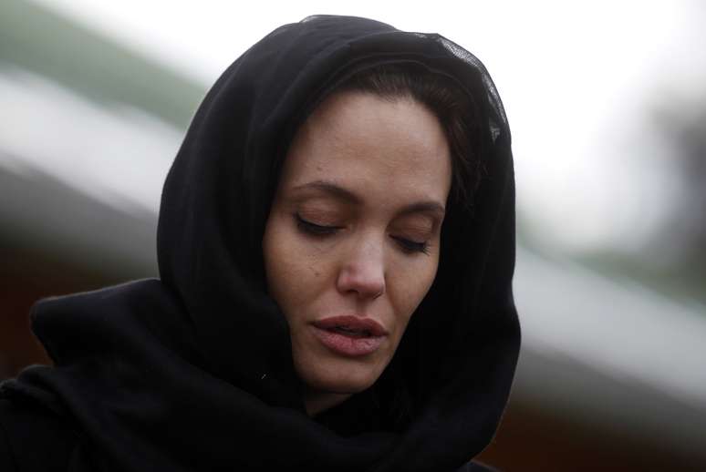 Na manhã desta sexta-feira (28), Angelina Jolie se emocionou ao visitar o Srebrenica Genocide Memorial, em Potocari, na Bósnia, local que homenageia 8 mil muçulmanos mortos por soldados sérvios no país, em 1995