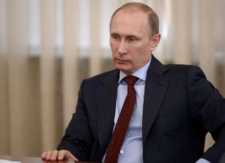 <p>Presidente da Rússia, Vladimir Putin, participa de uma reunião em sua residência nos arredores de Moscou, em 27 de março</p>