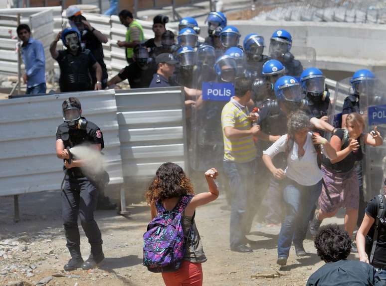 <p>Liberdade de expressão e liberdade de imprensa são algumas das reivindicações dos manifestantes que desde 2012 protestam contra o regime 'autoritário' na Turquia</p>
