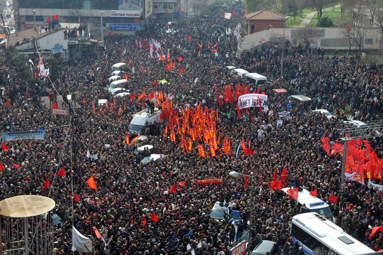 <p>Milhares de pessoas acompanham o funeral de Berkin Elvan, em Istambul, em 12 de março de 2014. O jovem morreu meses após ser ferido por policiais durante uma manifestação em 2013</p>