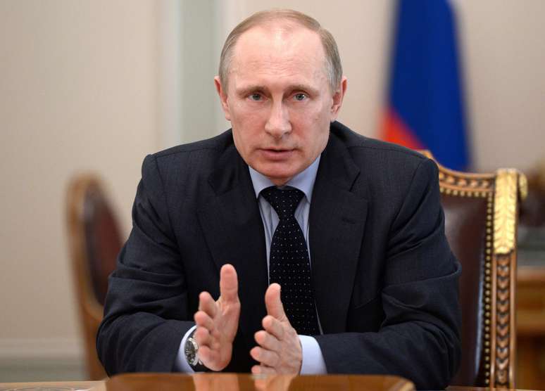 <p>O presidente russo Valdimir Putin ligou nesta sexta-feira para Obama para discutir uma solução pacífica para a crise na Ucrânia</p>