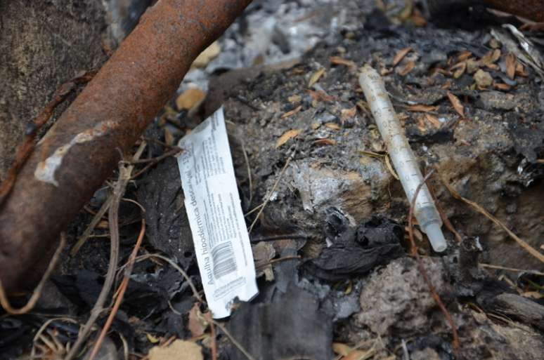 <p>Seringa usada é descartada em terreno próximo ao posto de saúde do povoado Campo Formoso, no sudoeste baiano</p>