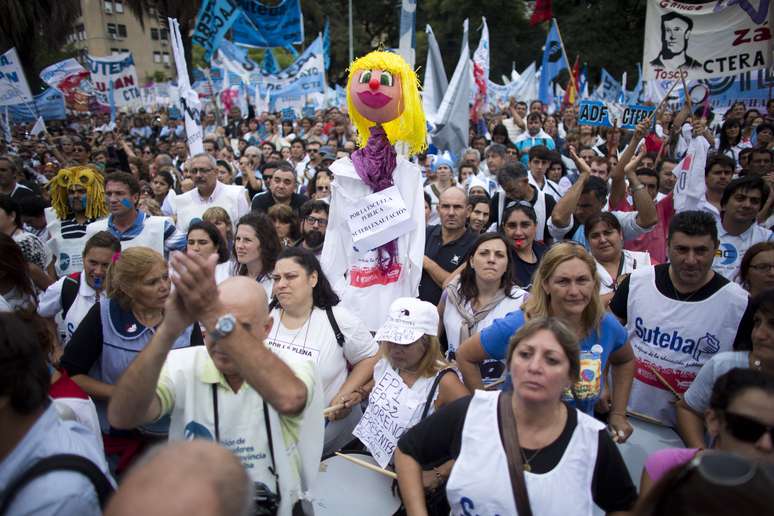 <p>Um boneco representando um professor com a mensageml: "Em favor da educação pública", se destaca em uma multidão de centenas de professores durante uma manifestação em frente ao Ministério da Educação, em Buenos Aires, Argentina, na quarta-feira, 26 de março</p>