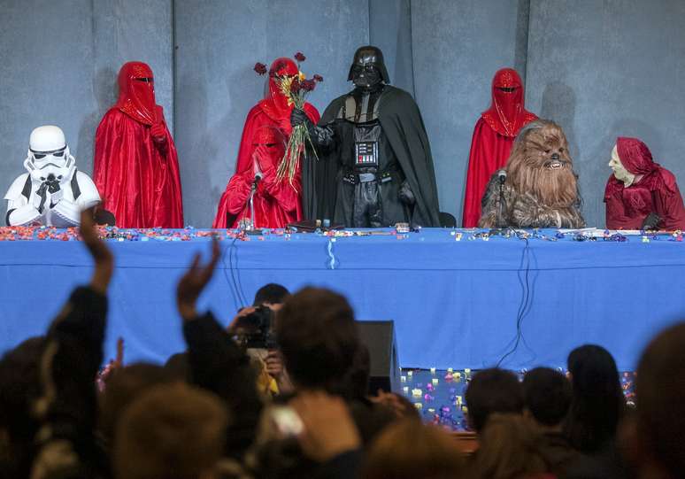 <p>Ativistas do UIP, vestidos como personagens do longa Star Wars em um congresso do partido em Kiev</p>