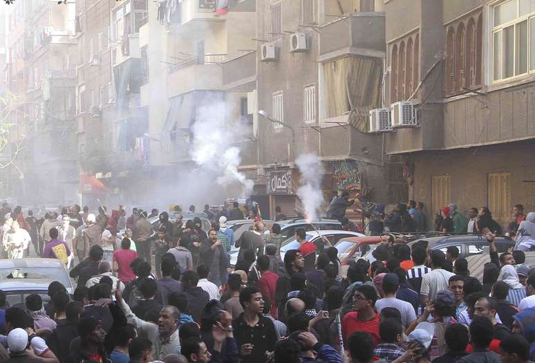 <p>Manifestantes em confronto com a polícia, no Cairo; ao menos cinco pessoas morreram durante os protestos do movimento islâmico Irmandade Muçulmana</p>