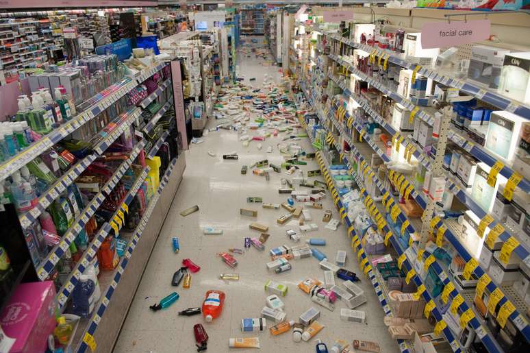 Produtos de prateleiras de loja foram ao chão após o terremoto