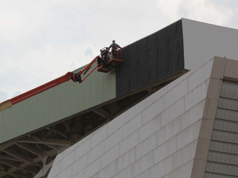 <p>Oper&aacute;rio trabalha nas obras da Arena Corinthians</p>