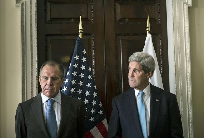 <p>Kerry e&nbsp;Lavrov antes de uma reuni&atilde;o&nbsp;na&nbsp;Winfield House, escrit&oacute;rio do Embaixador americano em Londres, em&nbsp;14 de mar&ccedil;o</p>