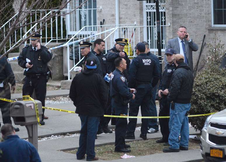 <p>Policiais em frente à casa em que avô atirou em neto e matou mulher a tiros, em Nova York</p>