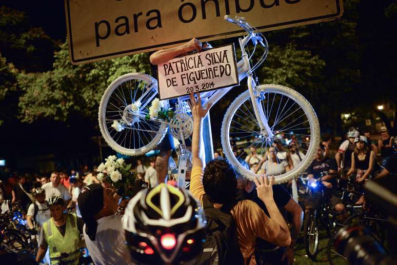 Ciclistas do grupo Massa Crítica fazem manifestação em Porto Alegre. Realizado mensalmente, o protesto desta sexta-feira acontece em homenagem às ciclistas Daíse Duarte Lopes e Patrícia Silva de Figueiredo, que morreram no mesmo dia em um intervalo de nove horas após serem atropeladas