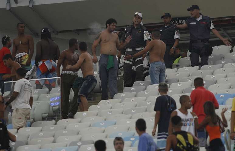 Policiais entraram em ação para conter briga no Maracanã