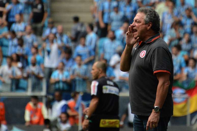 <p>Abel Braga passa orienta&ccedil;&otilde;es ao Internacional durante jogo de ida da final contra o Gr&ecirc;mio</p>