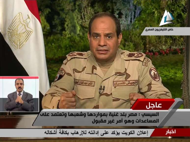 <p>Trecho de vídeo transmitido pela TV estatal egípcia mostra o chefe das Forças Armadas, Abdel Fattah al-Sisi, fazendo um discurso em nível nacional, em que anuncia sua renúncia para ser candidato a presidência do país, em 26 de março</p>