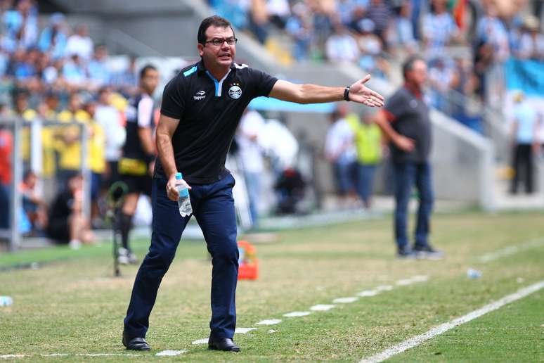 <p>Enderson está pressionado no comando do Grêmio</p>