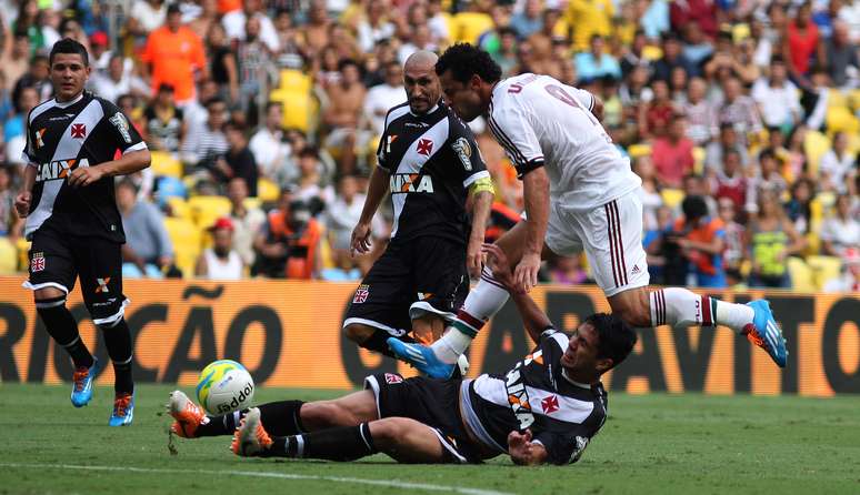 Fred teve gol anulado no primeiro tempo e perdeu grandes oportunidades