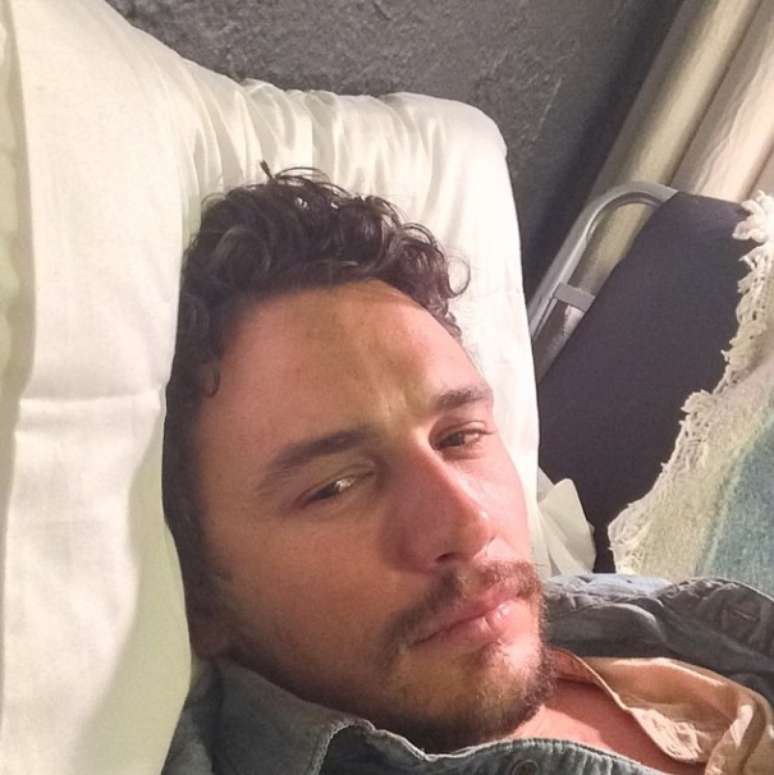 James Franco posa para foto com cara de preguiça