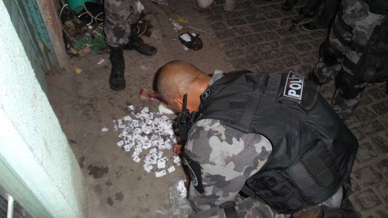 Na favela Nova Holanda, os policiais apreenderam cerca de 200 trouxinhas de maconha e um tablete de aproximadamente 1,5 quilo da droga, além de material de endolação, encontrados em um buraco falso em uma de suas vielas.