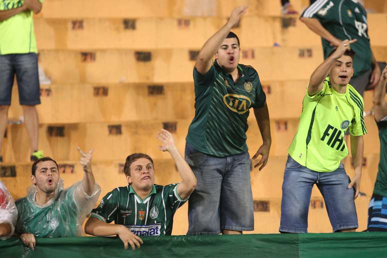 Torcida do Palmeiras se irrita com eliminação no Paulista