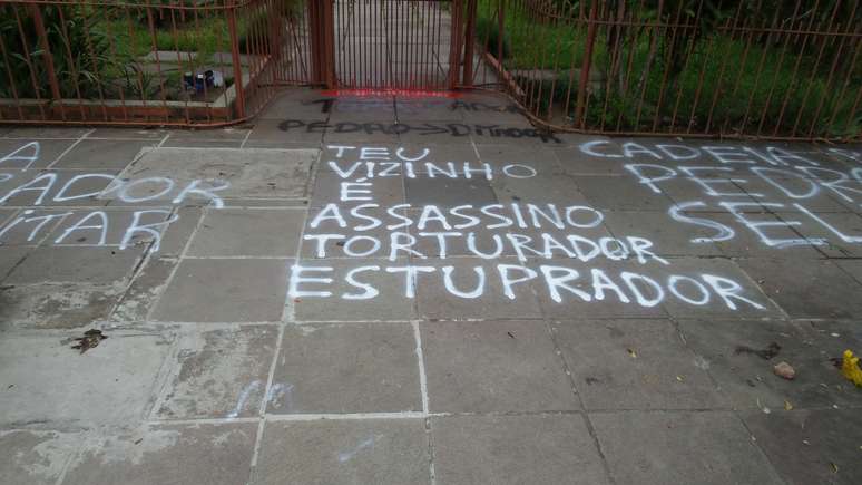 Manifestantes picharam a calçada em frente ao prédio onde mora ex-delegado do Dops