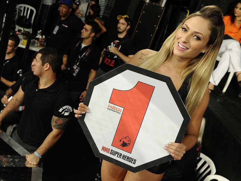 Realizada na noite de domingo, a terceira edição do MMA Super Heroes contou com o brilho das ring girls entre os combates em São Paulo; confira