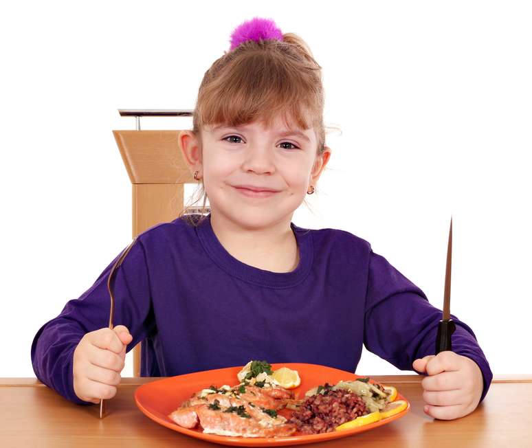 <p>Pelo menos duas vezes por semana inclua peixes, como o salmão, que são fonte em ômega 3</p>