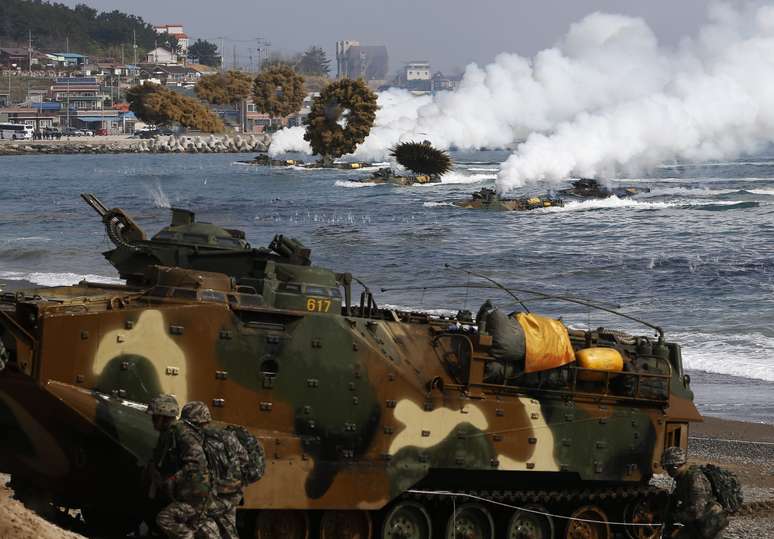 Veículos de assalto sul-coreanos lançam bombas de fumaça à medida que avançam para pousar em terra durante operação em Pohang