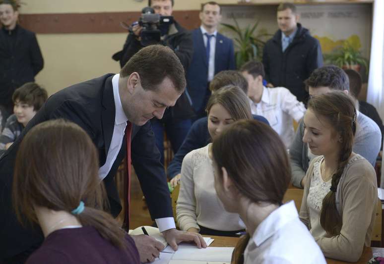 O primeiro-ministro russo visitou escolas durante sua visita à Crimeia nesta segunda-feira. Ele prometeu vantagens econômicas 