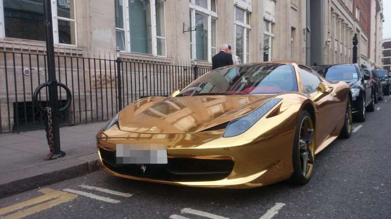 Ferrari dourada de Riyadh Al-Azzawi é fotografada estacionada na rua em Kensington, Londres