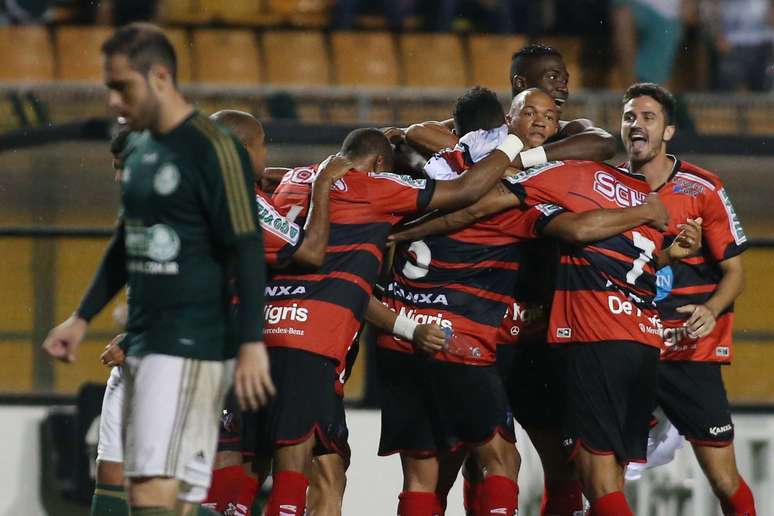 Jogadores do Ituano fazem festa no Pacaembu