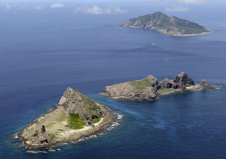 <p>Grupo de ilhas disputadas por Japão e China: ilha Uotsuri (em cima), Minamikojima (inferior) e Kitakojima, conhecido como Senkaku</p>