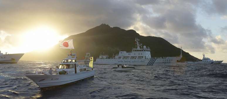 <p>Navio de vigilância marítima chinês perto de Guarda Costeira japonês e um barco de pesca japonês em ilha Uotsuri, que faz parte da "Senkaku"</p>