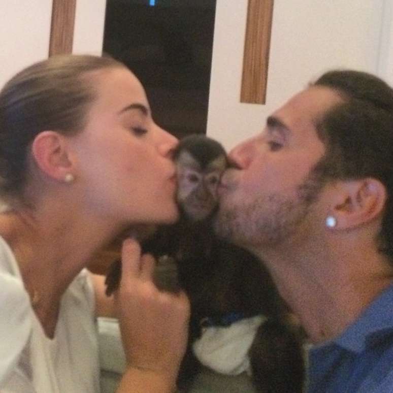 Beijo em macaco e bumbum dando bom dia: os mico dos famosos