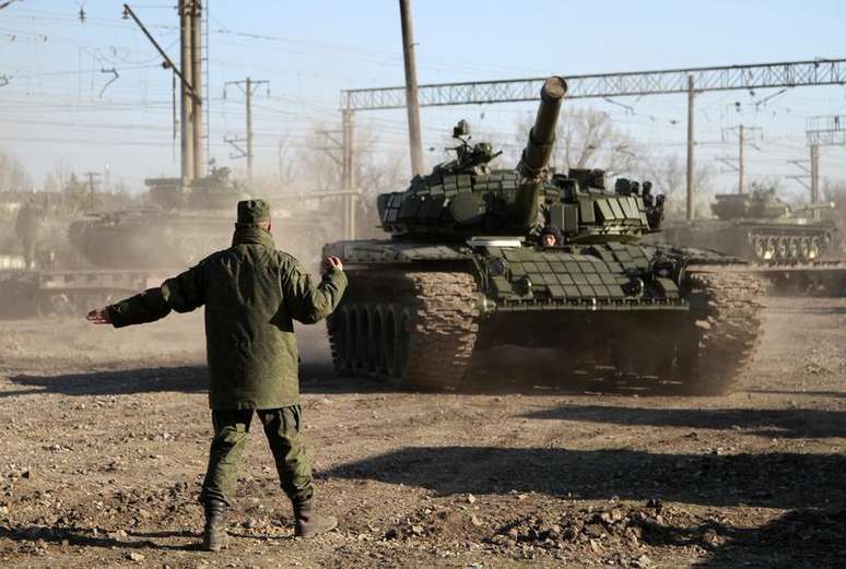 Um militar russo direciona tanques russos após sua chegada na Crimeia, perto do povoado de Gvardeiskoye, que fica próximo à Simferopol. O número de soldados russos na fronteira com a Ucrânia está diminuindo, disse uma autoridade do Ministério da Defesa da Ucrânia nesta segunda-feira, mas isso pode não representar um recuo das forças russas, alertou. 31/03/2014