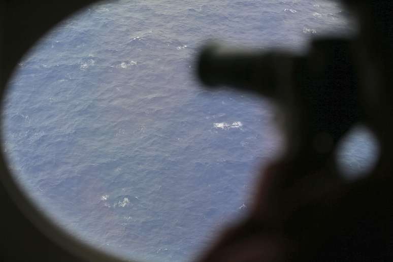 <p>As equipes encerraram sem sucesso as buscas por destro&ccedil;os do MH370 nesta ter&ccedil;a-feira</p>