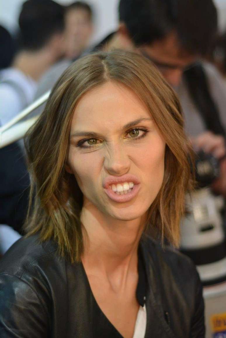 Modelo faz careta antes de desfilar pela Triton