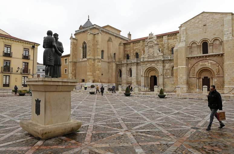 <p>Basílica de San Isidoro, em Leon, Espanha. Pesquisadores espanhóis acreditam que o Santo Graal pode estar em exposição no local</p>