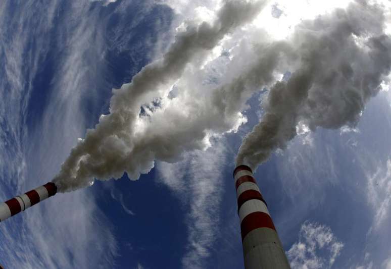 <p>Fumaça sai de chaminés na usina de Belchatow, a maior usina de energia à carvão da Europa, nesta foto de arquivo de 07/05/2009</p>