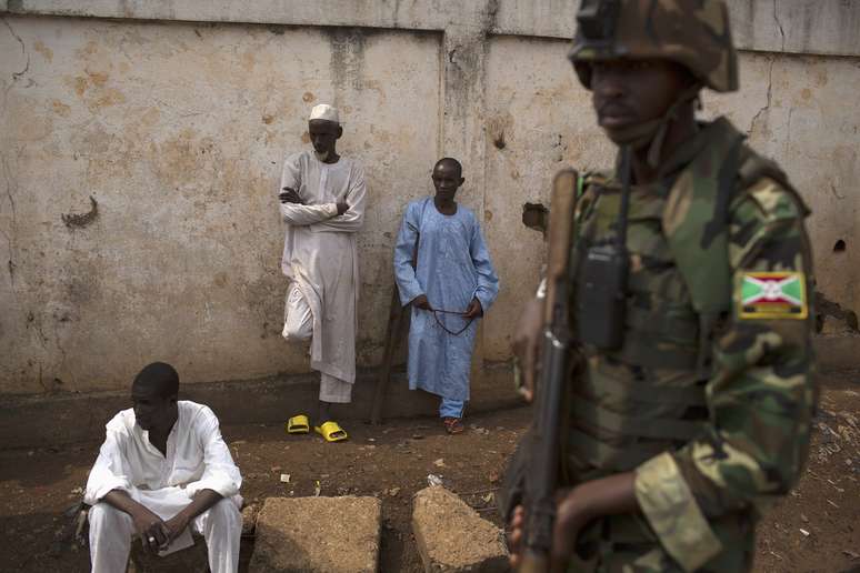 <p>Um soldado da Uni&atilde;o Africana&nbsp;fica de guarda do lado de fora de uma casa ap&oacute;s o&nbsp;funeral de dois homens mortos pela viol&ecirc;ncia sect&aacute;ria,&nbsp;na capital Bangui, em 23 de mar&ccedil;o</p>