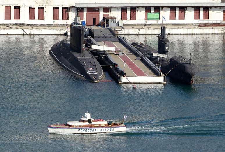 <p>Submarinos russos da frota do Mar Negro são vistos no porto de Sevastopol, na Crimeia, em 20 março</p>