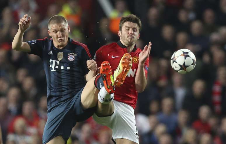 Schweinsteiger disputa bola com Carrick em Old Trafford