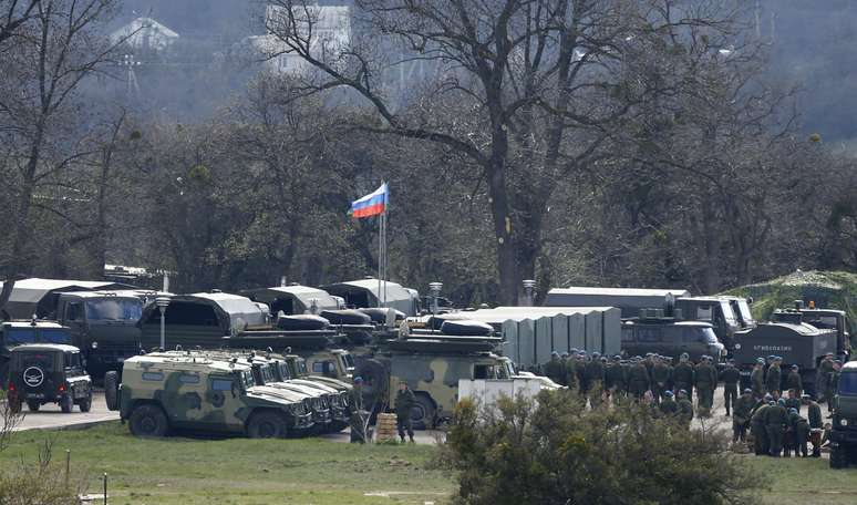 <p>Tropas russas e ve&iacute;culos s&atilde;o vistos em uma base militar em Perevalnoye, perto da cidade da Crim&eacute;ia de Simferopol, em 27 de mar&ccedil;o</p>