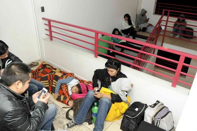 Moradores se deslocam para o topo de edifício de Iquique durante evacuação provocada pelo alerta de tsunami
