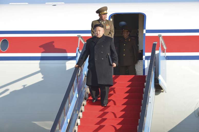 <p>Foto divulgada nesta ter&ccedil;a-feira, 2 de abril, pela Ag&ecirc;ncia Central de Not&iacute;cias da Coreia do Norte&nbsp;mostra o l&iacute;der do pa&iacute;s Kim Jong-Un desembarcando de um avi&atilde;o, em Pyongyang</p>
